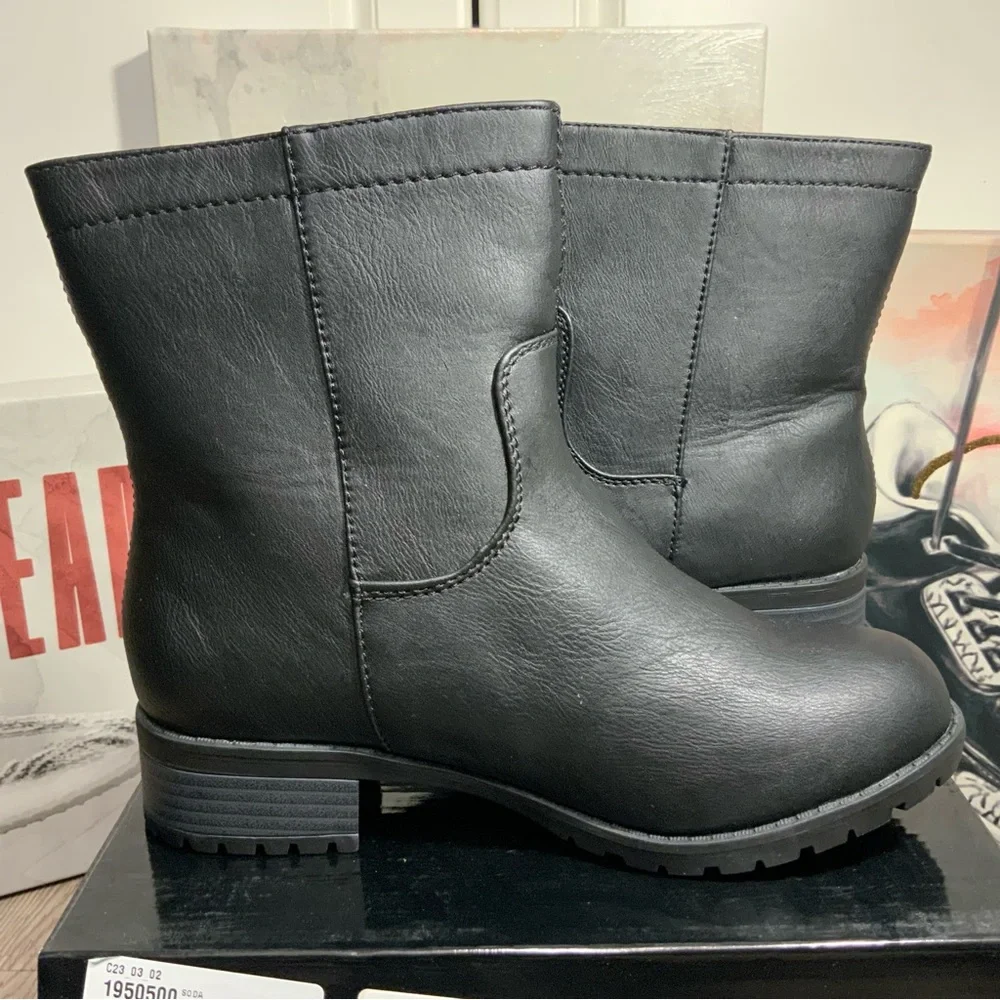 New Soda Modern Chic Low Heel Fashion Ankle Boot - Women’s Size 6, 6.5 - Picture 3 of 10